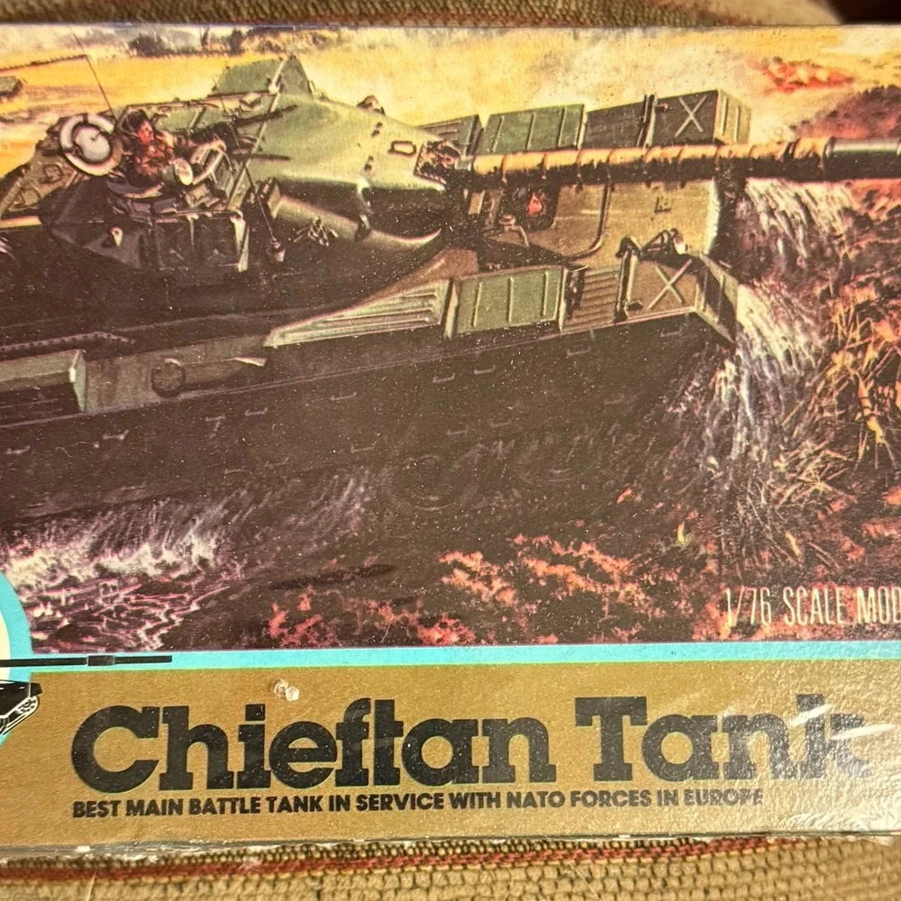 Chieftan Tank Model Kit - Picture 1 of 2